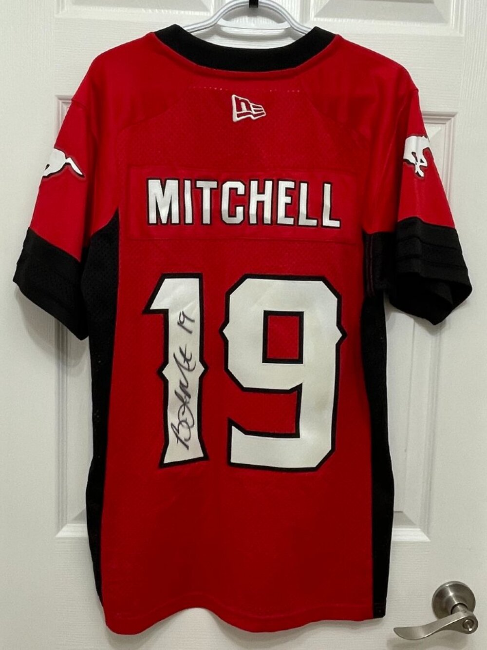 Autographed Bo Levi Mitchell Calgary Stampeders New Era CFL Jersey Medium Signed